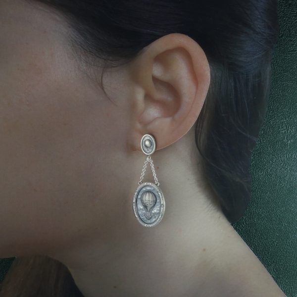 Boucles d'oreilles ovales petites montgolfières dans l'esprit Marie-Antoinette & Versailles en argent fait main en France portées | Res Mirum