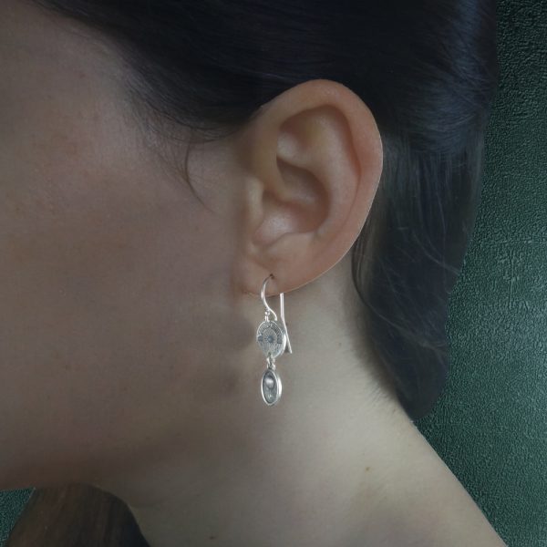 Petites boucles d'oreilles rondes aux motifs aériens de ciel et mini breloques aérostats en argent 925 fabriquées en France portées | Res Mirum