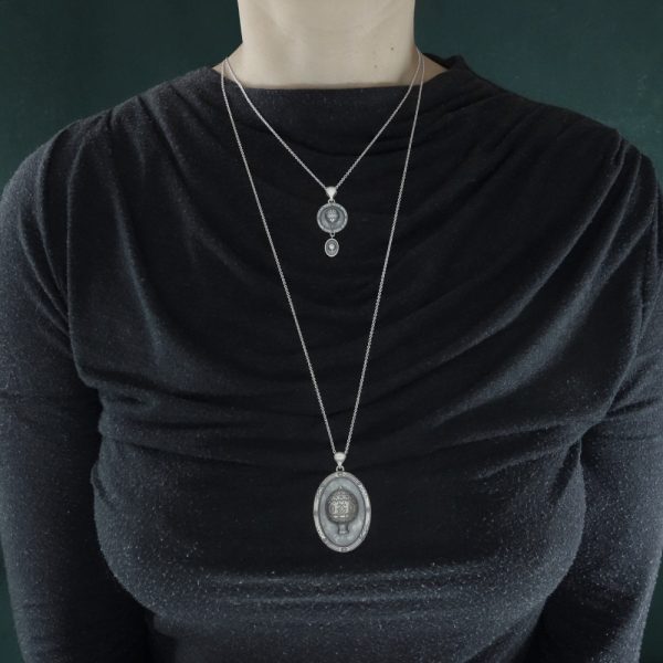 Pendentif rond petite montgolfière façon camée sur chaîne courte & pendentif ovale grand ballon ancien reproduction d'époque sur chaîne longue en argent de fabrication artisanale | Res Mirum