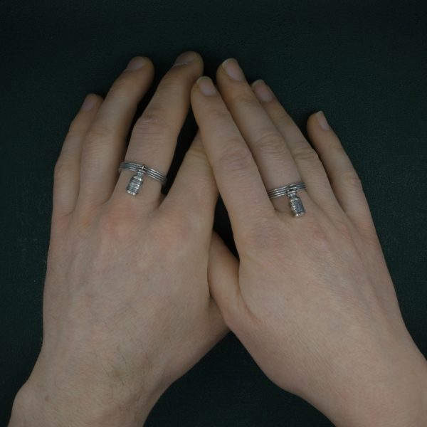 Bague petite fiole d'apothicaire en breloque dans un univers fantastique et wicca fabriqué artisanalement en argent portée sur mains | Res Mirum