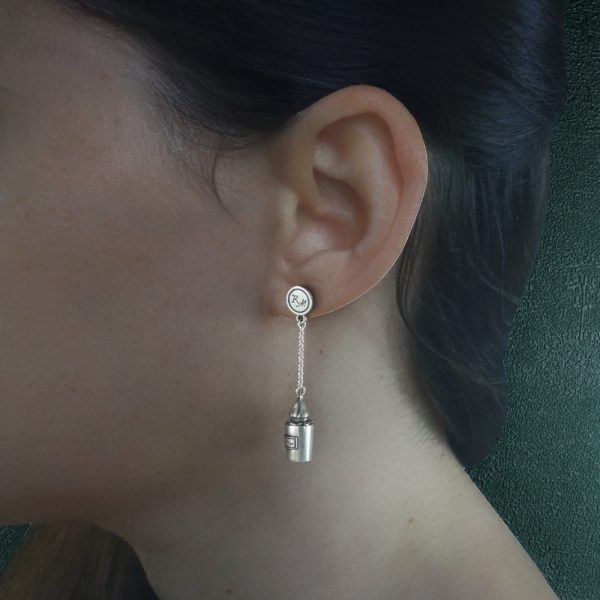 Boucles d'oreilles mini flacons d'apothicaire asymétriques portées, en argent massif fabriquées en France modèle Créosote porté | Res Mirum