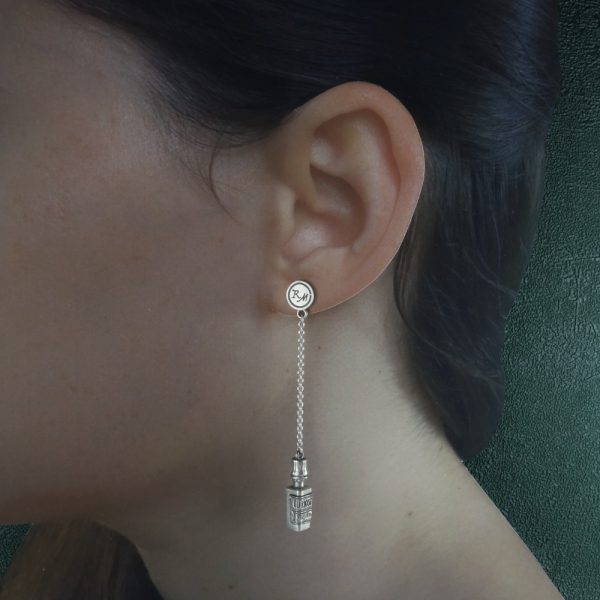 Boucles d'oreilles mini flacons d'apothicaire asymétriques portées, en argent massif fabriquées en France modèle Hélichryse porté | Res Mirum