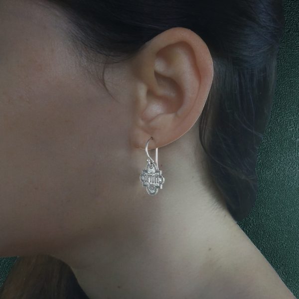 Boucles d'oreilles étiquettes de fiole de pharmacie, gravure "philtre" asymétriques en argent fabrication artisanale modèle Opium porté | Res Mirum