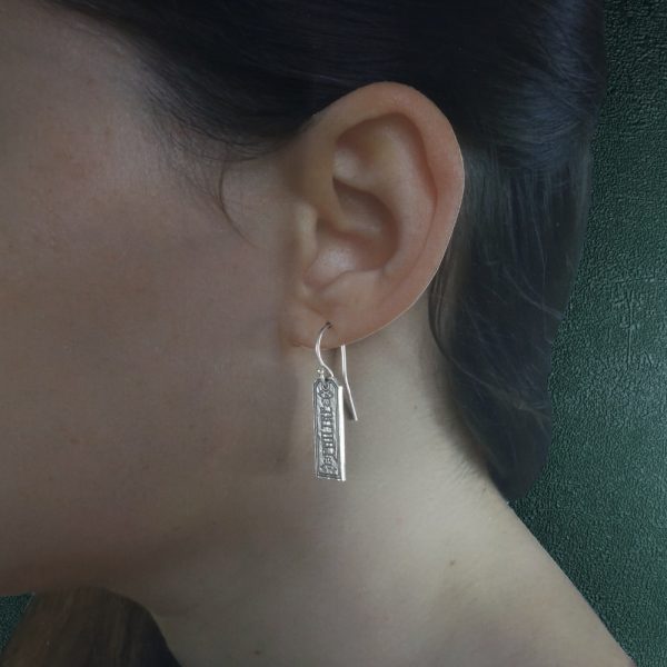 Boucles d'oreilles étiquettes de fiole de pharmacie, gravure "philtre" asymétriques en argent fabrication artisanale modèle Philtre porté | Res Mirum