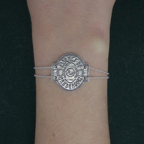 Bracelet étiquette de pharmacie gravure "essence de mandragore" esprit Harry Potter, fantastique en argent porté sur poignet | Res Mirum