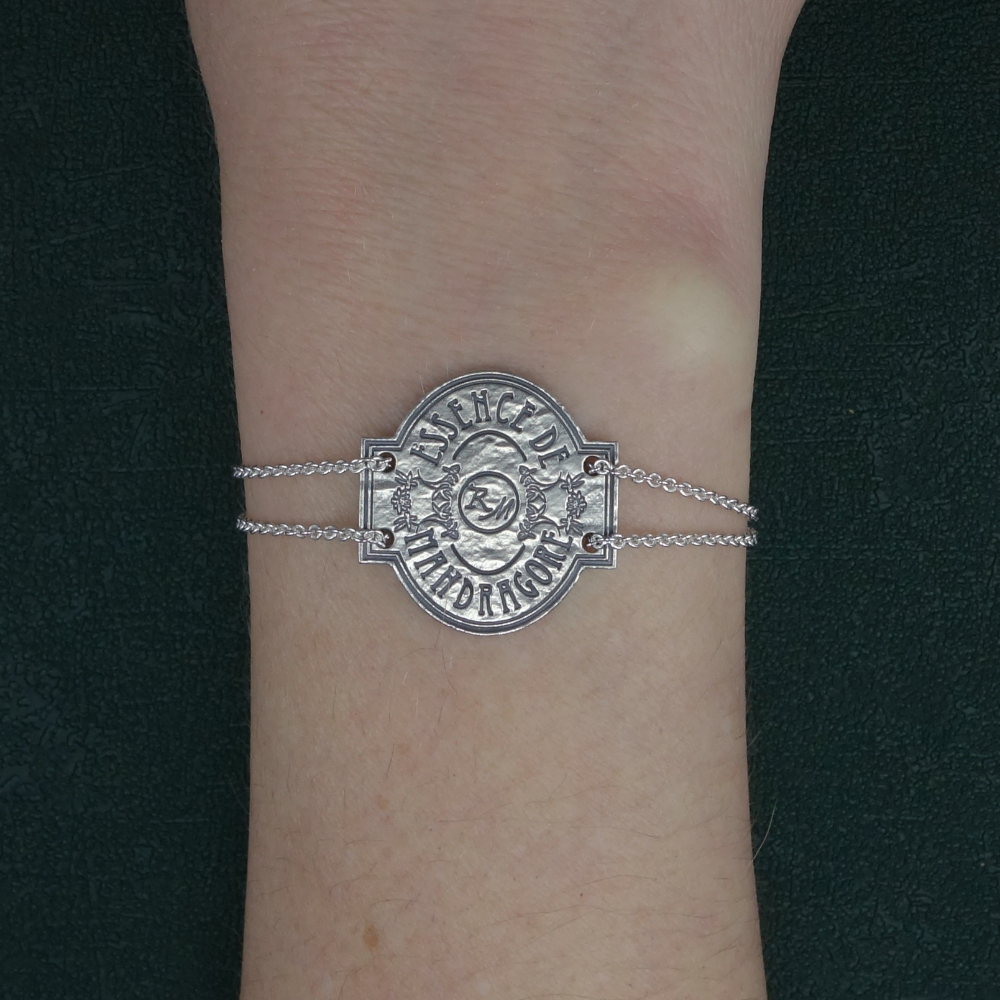 Bracelet étiquette de pharmacie gravure "essence de mandragore" esprit Harry Potter, fantastique en argent porté sur poignet | Res Mirum