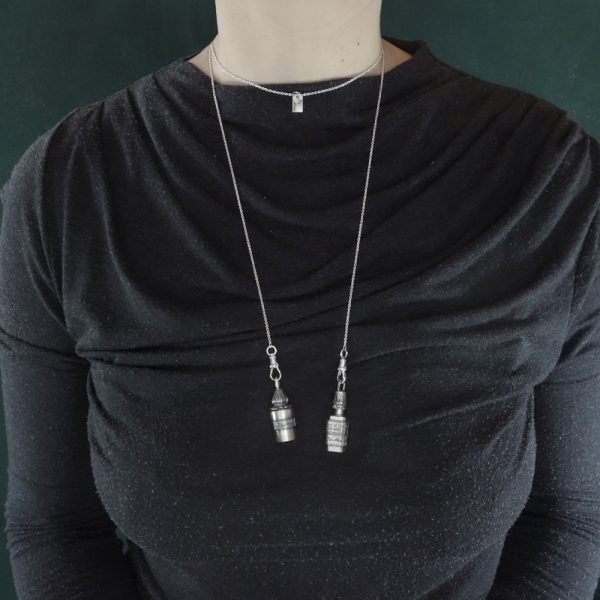 Collier écharpe porté avec deux flacons anciens de pharmacie en argent massif 925 | Res Mirum