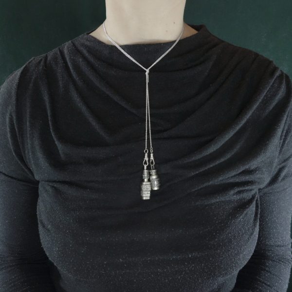 Collier écharpe avec deux flacons anciens de pharmacie en argent massif 925 Hélichryse & Vératrine portés cravate | Res Mirum