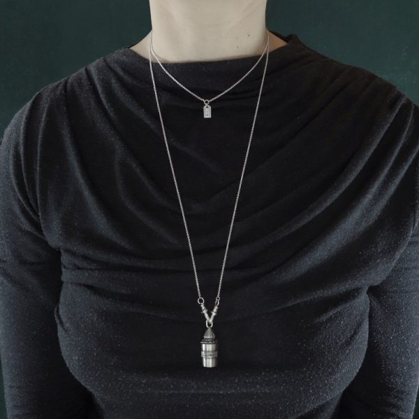 Pendentif mini flacon d'apothicairerie en argent porté sur chaîne écharpe avec deux mousquetons | Res Mirum