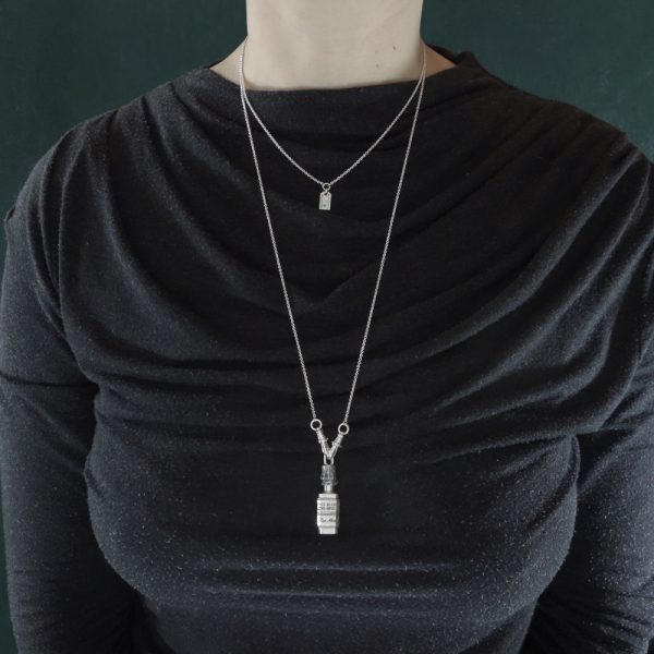 Pendentif mini flacon d'apothicairerie en argent porté sur chaîne écharpe avec deux mousquetons | Res Mirum