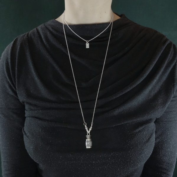 Pendentif mini flacon d'apothicairerie en argent porté sur chaîne écharpe avec deux mousquetons | Res Mirum