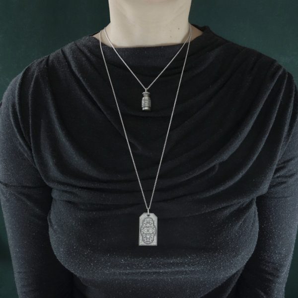 Pendentifs petite fiole à poison sur chaîne courte 45 cm & plaque étiquette gravure "onguent de Chimère" sur chaîne sautoir 70 cm en argent | Res Mirum