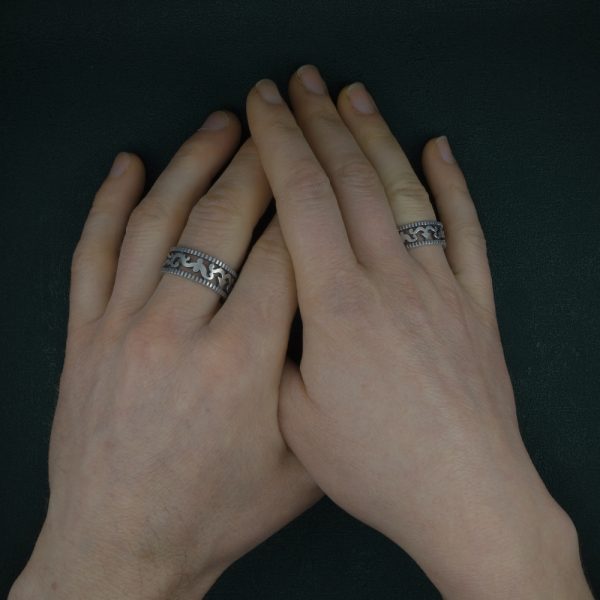 Anneaux ou bagues unisexe aux motifs d'arabesques repercés & de degrés façon objet astronomique en argent 925 fait main portée sur mains | Res Mirum