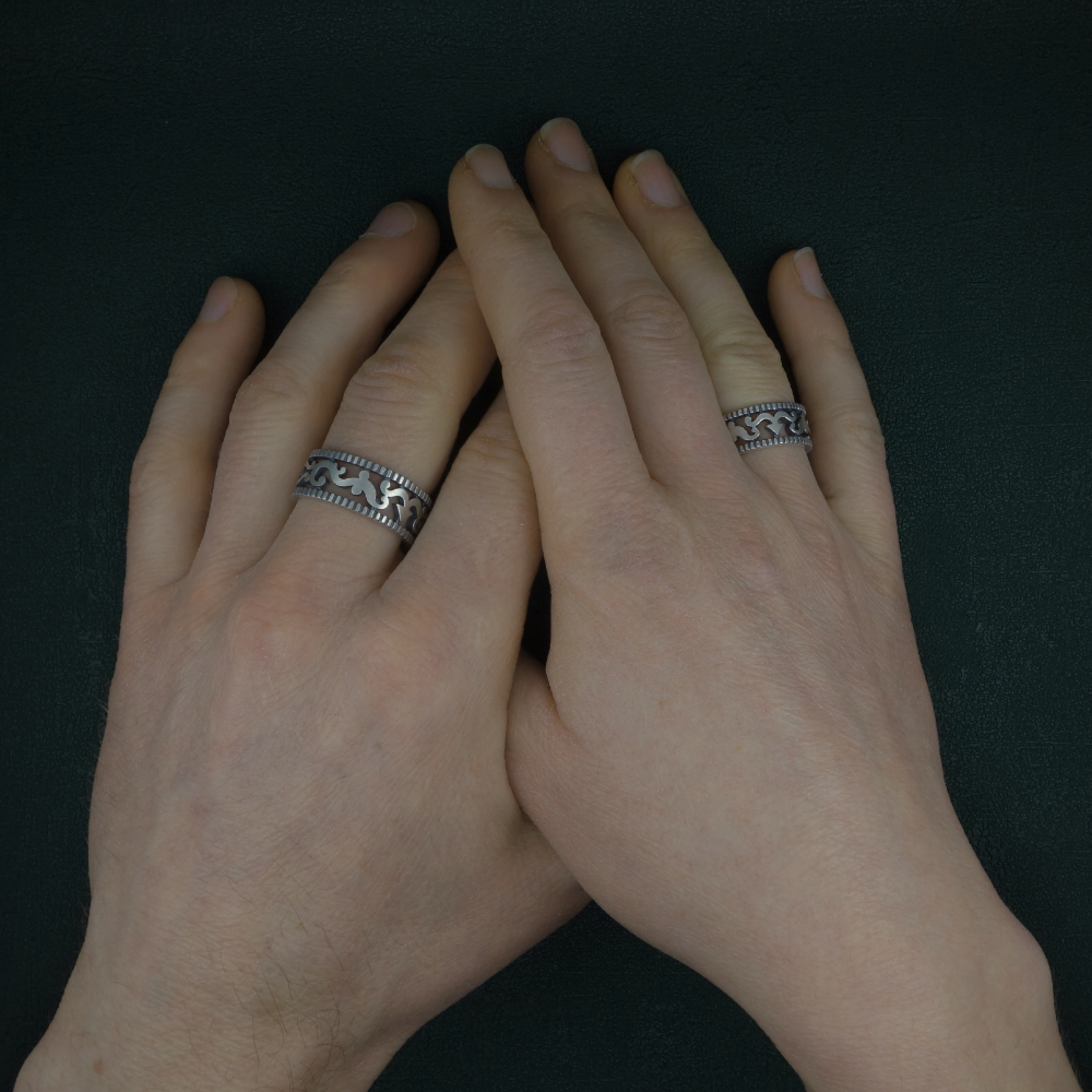 Anneaux ou bagues unisexe aux motifs d'arabesques repercés & de degrés façon objet astronomique en argent 925 fait main portée sur mains | Res Mirum