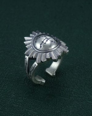 Bague constellation du pégase gravé dans un miroir de banquier ou de sorcière de la Renaissance en argent de fabrication artisanale. Debout | Res Mirum