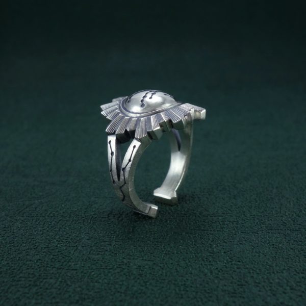 Bague constellation du pégase gravé dans un miroir de banquier ou de sorcière de la Renaissance en argent de fabrication artisanale. Debout côté | Res Mirum