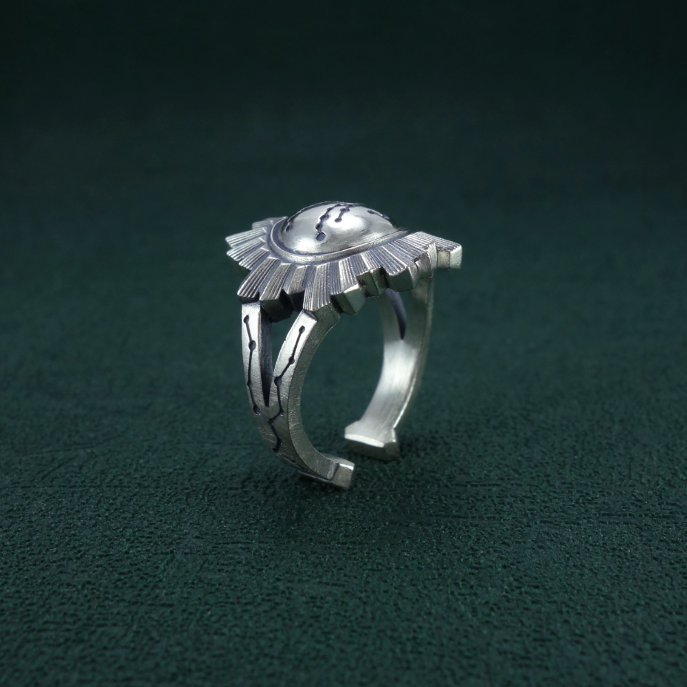 Bague constellation du pégase gravé dans un miroir de banquier ou de sorcière de la Renaissance en argent de fabrication artisanale. Debout côté | Res Mirum