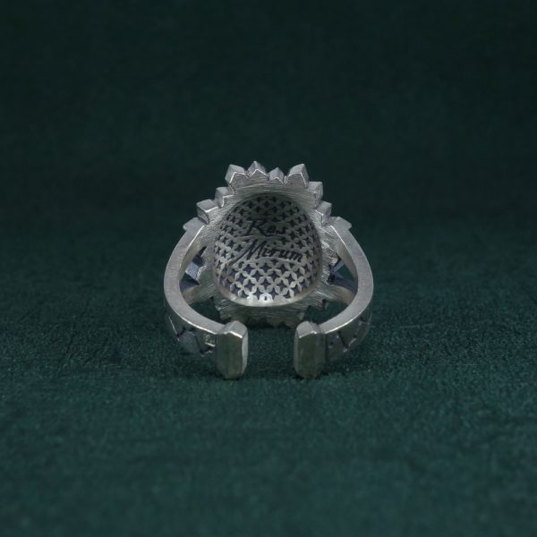 Bague constellation du pégase gravé dans un miroir de banquier ou de sorcière de la Renaissance en argent de fabrication artisanale. Dos | Res Mirum