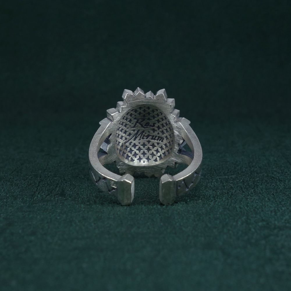 Bague constellation du pégase gravé dans un miroir de banquier ou de sorcière de la Renaissance en argent de fabrication artisanale. Dos | Res Mirum