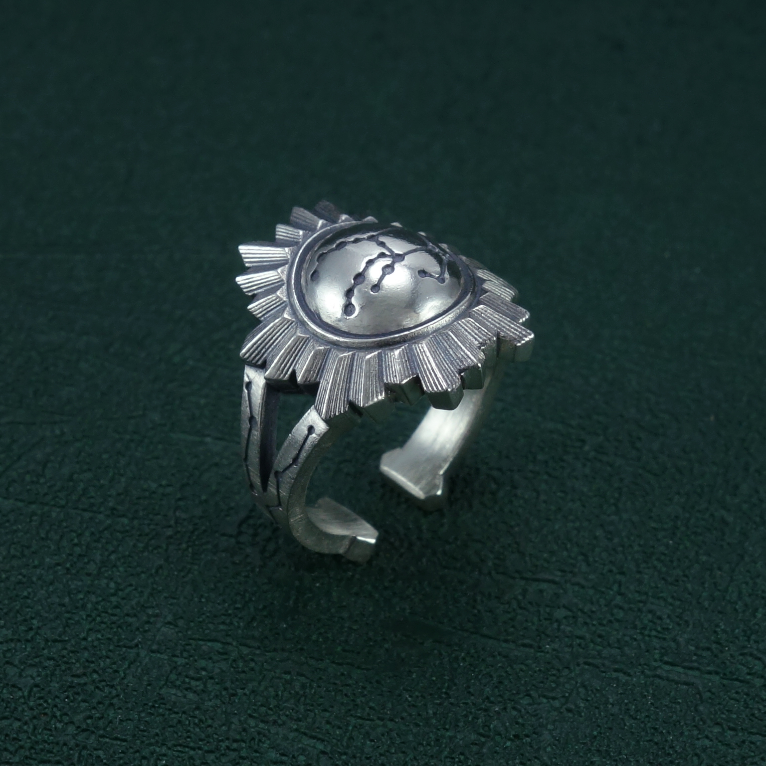 Bague constellation du pégase gravé dans un miroir de banquier ou de sorcière de la Renaissance en argent de fabrication artisanale. Debout | Res Mirum