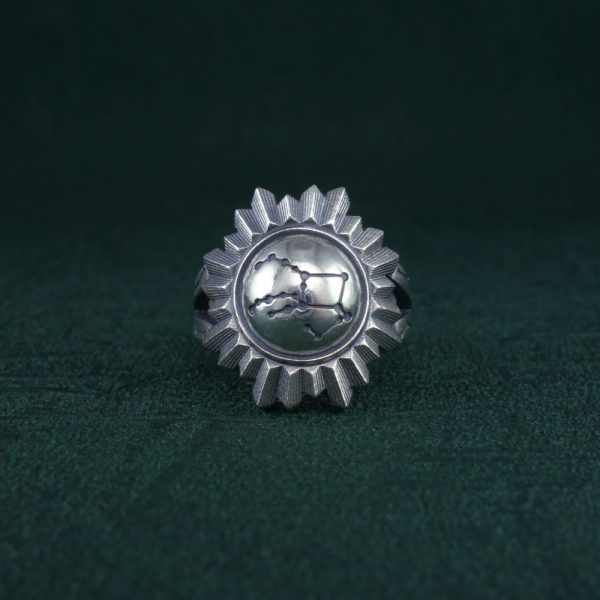 Bague constellation du pégase gravé dans un miroir de banquier ou de sorcière de la Renaissance en argent de fabrication artisanale. Face | Res Mirum