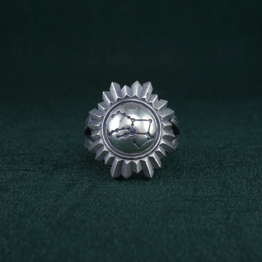 Bague constellation du pégase gravé dans un miroir de banquier ou de sorcière de la Renaissance en argent de fabrication artisanale. Face | Res Mirum