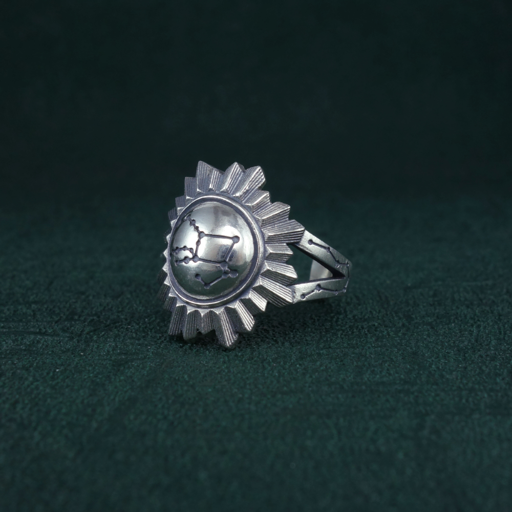Bague constellation du pégase gravé dans un miroir de banquier ou de sorcière de la Renaissance en argent de fabrication artisanale. Vue de côté | Res Mirum