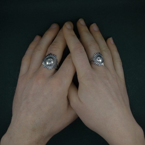 Bague constellation du pégase gravé dans un miroir de banquier ou de sorcière de la Renaissance en argent de fabrication artisanale portée sur mains | Res Mirum