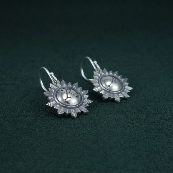 Petites boucles d'oreilles forme miroir soleil et gravure constellation "RM" en argent 925 fabriquées artisanalement. Vue de côté | Res Mirum