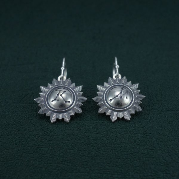 Petites boucles d'oreilles forme miroir soleil et gravure constellation "RM" en argent 925 fabriquées artisanalement. Vue de devant | Res Mirum