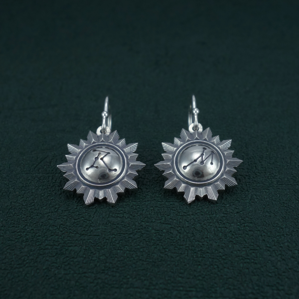 Petites boucles d'oreilles forme miroir soleil et gravure constellation "RM" en argent 925 fabriquรฉes artisanalement. Vue de devant | Res Mirum