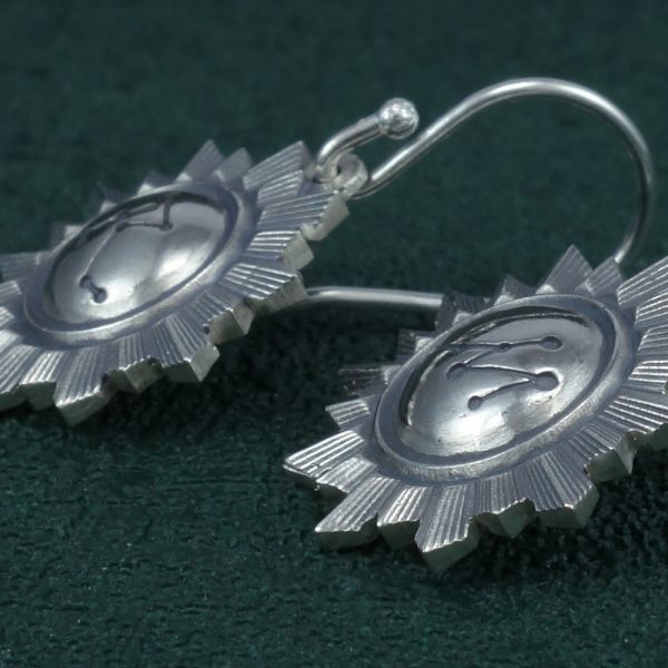 Petites boucles d'oreilles forme miroir soleil et gravure constellation "RM" en argent 925 fabriquées artisanalement. Détail | Res Mirum