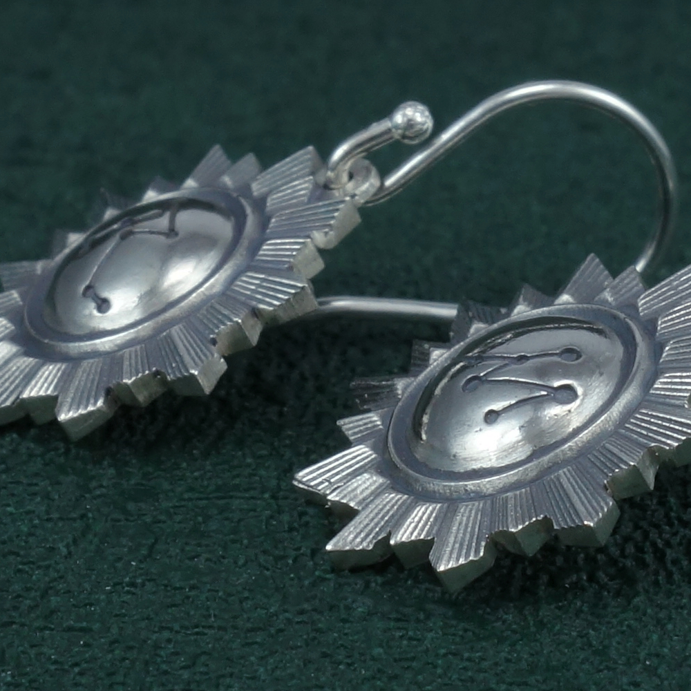 Petites boucles d'oreilles forme miroir soleil et gravure constellation "RM" en argent 925 fabriquรฉes artisanalement. Dรฉtail | Res Mirum