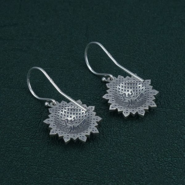 Petites boucles d'oreilles forme miroir soleil et gravure constellation "RM" en argent 925 fabriquées artisanalement. Vue de dos | Res Mirum