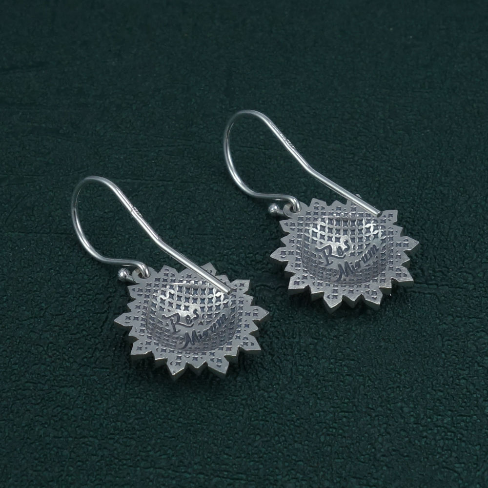 Petites boucles d'oreilles forme miroir soleil et gravure constellation "RM" en argent 925 fabriquรฉes artisanalement. Vue de dos | Res Mirum