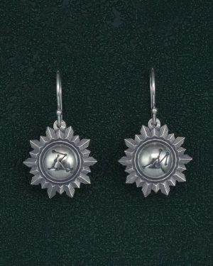 Petites boucles d'oreilles forme miroir soleil et gravure constellation "RM" en argent 925 fabriquées artisanalement. Vue de face | Res Mirum