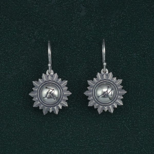 Petites boucles d'oreilles forme miroir soleil et gravure constellation "RM" en argent 925 fabriquées artisanalement. Vue de face | Res Mirum