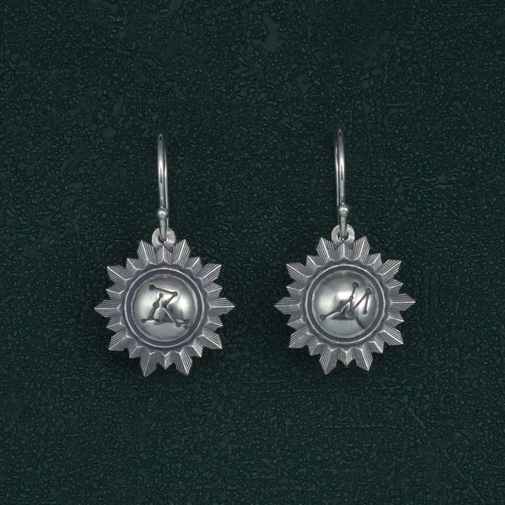 Petites boucles d'oreilles forme miroir soleil et gravure constellation "RM" en argent 925 fabriquรฉes artisanalement. Vue de face | Res Mirum