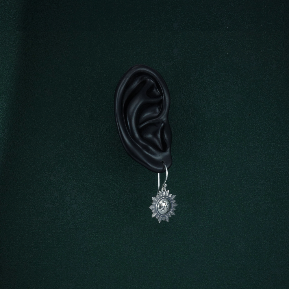 Petites boucles d'oreilles forme miroir soleil et gravure constellation "RM" en argent 925 fabriquรฉes artisanalement. Portรฉes | Res Mirum