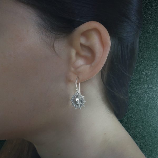 Petites boucles d'oreilles forme miroir soleil et gravure constellation "RM" en argent 925 fabriquées artisanalement. Portées | Res Mirum