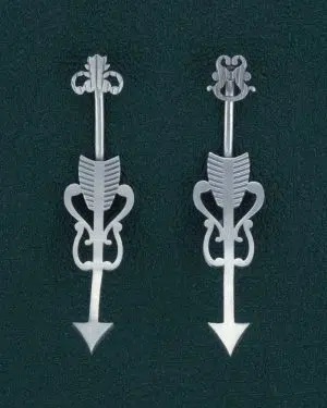 Boucles d'oreilles sous lobe d'inspiration astronomique, avec des motifs de flèches sagittaire en argent fabriqué artisanalement. Vue de face | Res Mirum