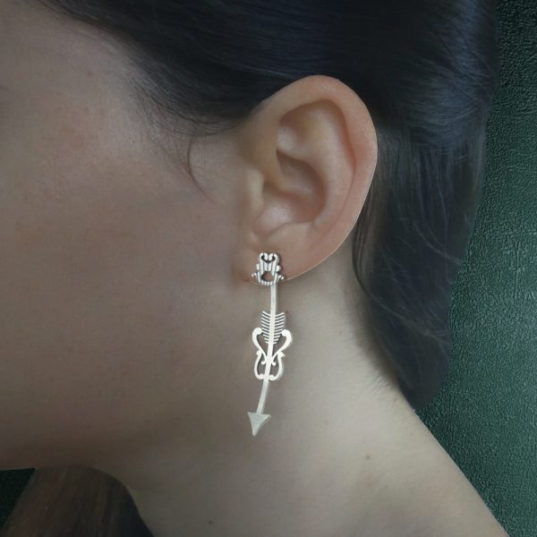 Boucles d'oreilles sous lobe d'inspiration astronomique, avec des motifs de flèches sagittaire en argent fabriqué artisanalement portées | Res Mirum