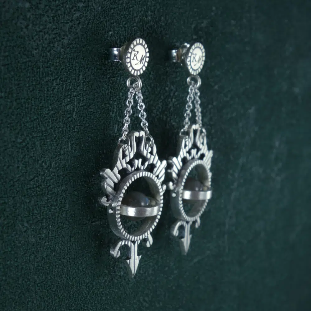 Boucles d'oreilles inspiré des sphères armillaires, de l'étude des astres et des Cabinets de Curiosités en argent massif made in France. Vue de côté | Res Mirum