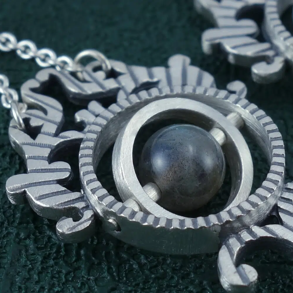 Boucles d'oreilles inspiré des sphères armillaires, de l'étude des astres et des Cabinets de Curiosités en argent massif made in France. Détail | Res Mirum