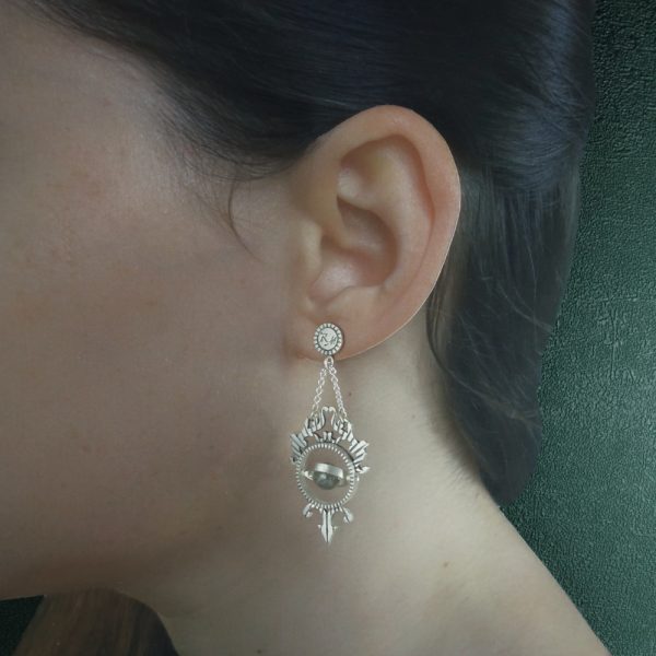 Boucles d'oreilles inspiré des sphères armillaires, de l'étude des astres et des Cabinets de Curiosités en argent massif made in France portées | Res Mirum