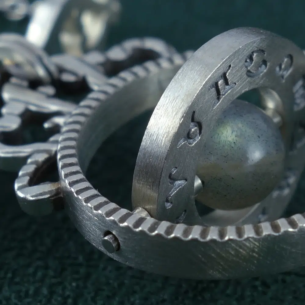 Bracelet inspiré d'instruments scientifiques d'astronomie ancienne avec labradorite en argent fait main en France. Détail | Res Mirum