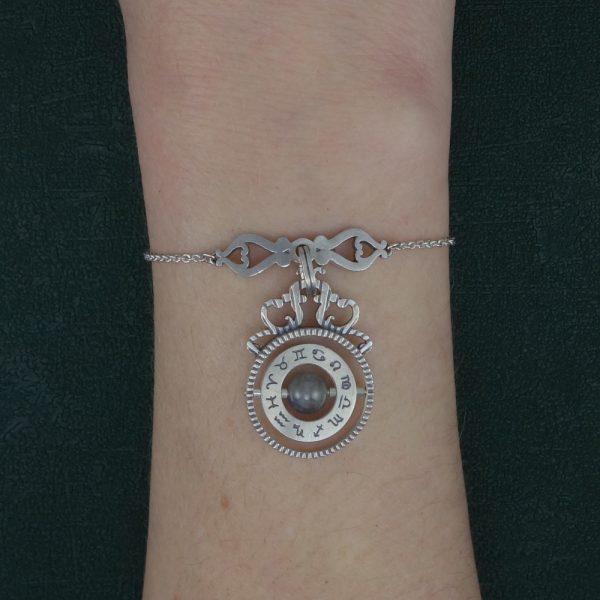 Bracelet inspiré d'instruments scientifiques d'astronomie ancienne avec labradorite en argent fait main en France porté sur poignet | Res Mirum