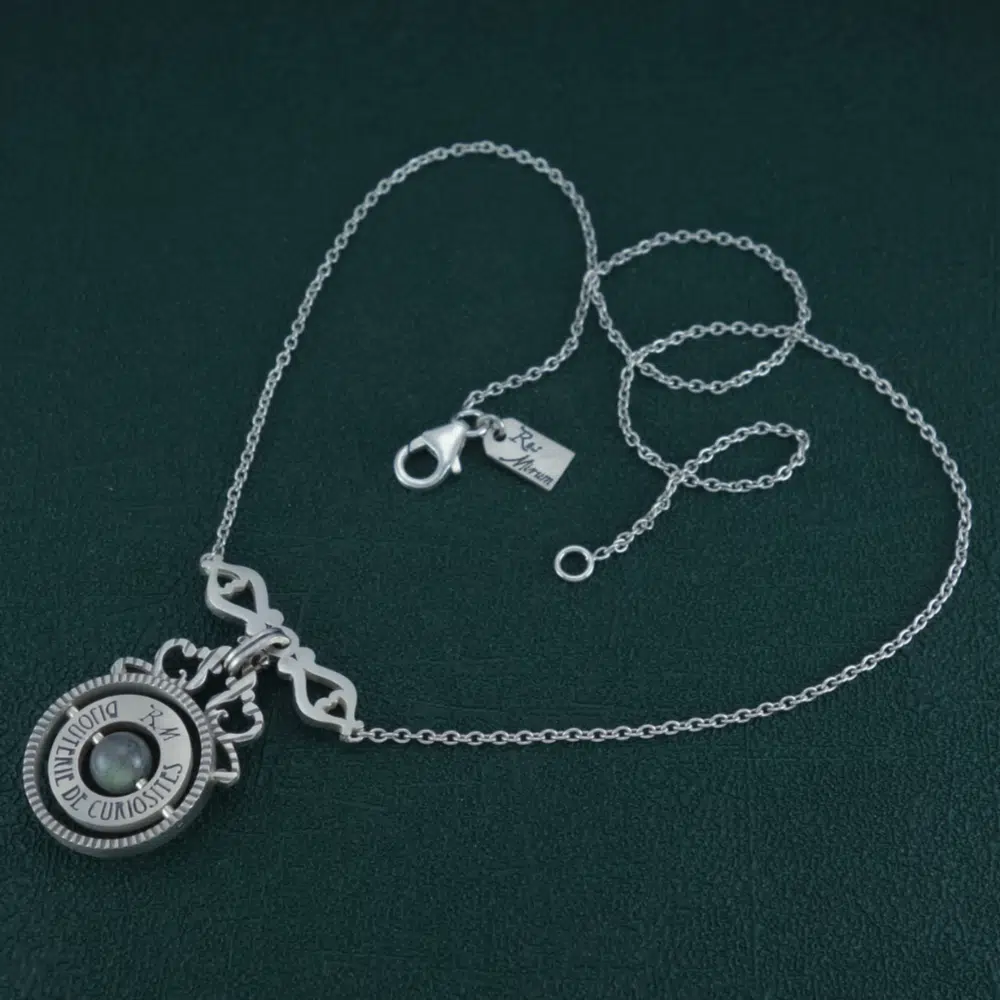 Collier sphère armillaire et arabesques avec axe tournant autour d'une perle de labradorite en argent massif made in France. Complet | Res Mirum