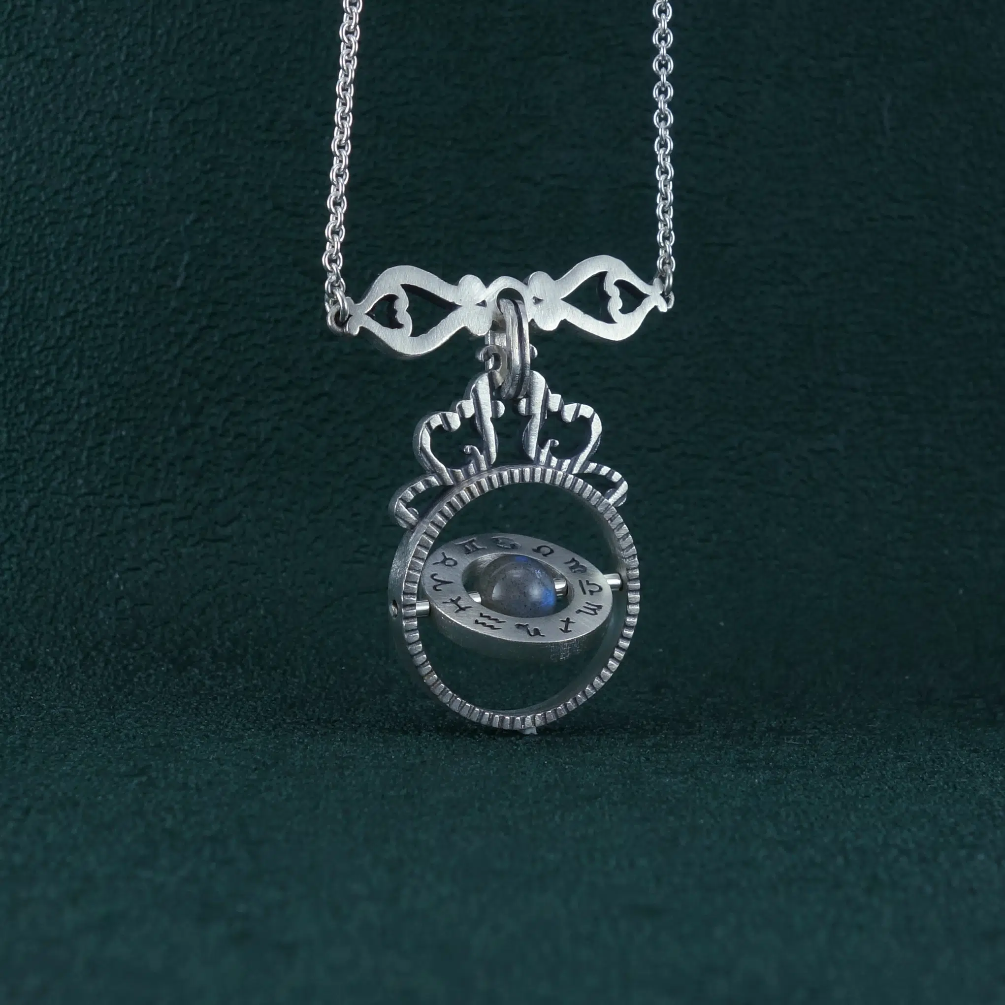 Collier sphère armillaire et arabesques avec axe tournant autour d'une perle de labradorite en argent massif made in France. Vue de face anneau tourné | Res Mirum