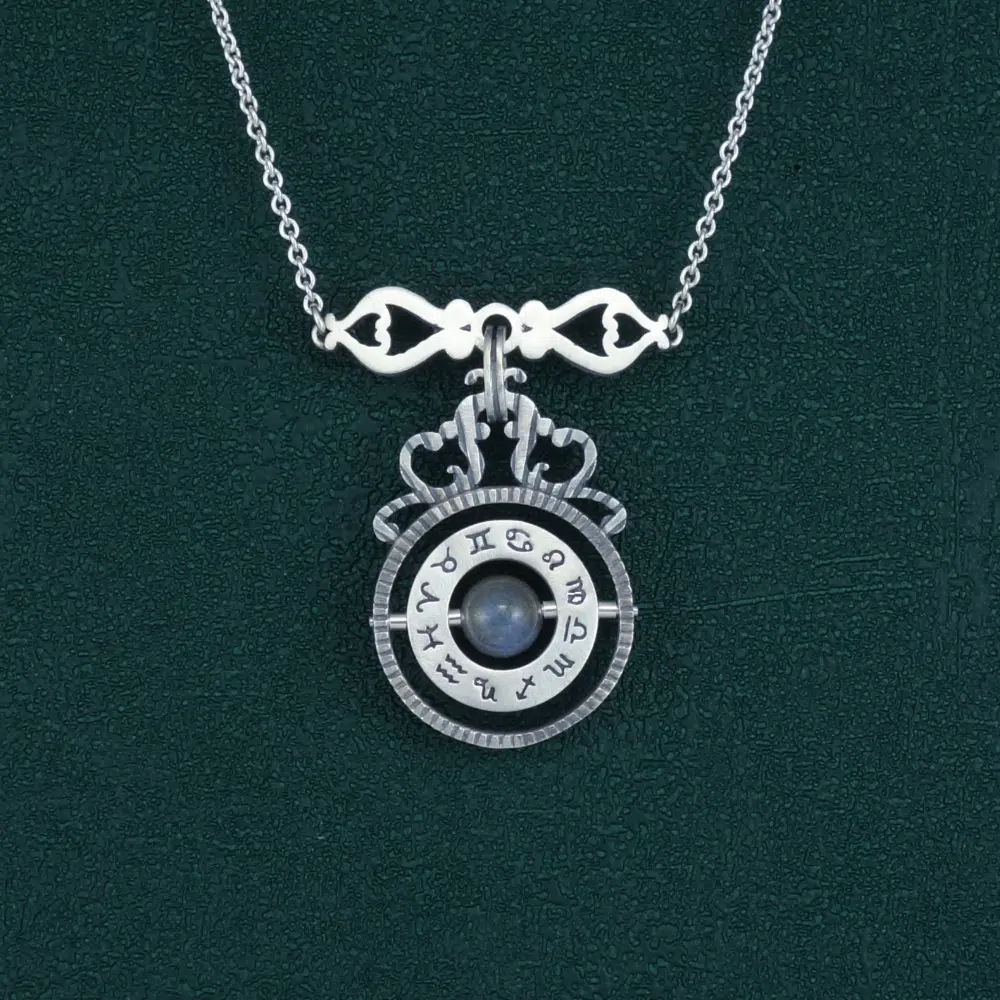 Collier sphère armillaire et arabesques avec axe tournant autour d'une perle de labradorite en argent massif made in France. Vue de face | Res Mirum